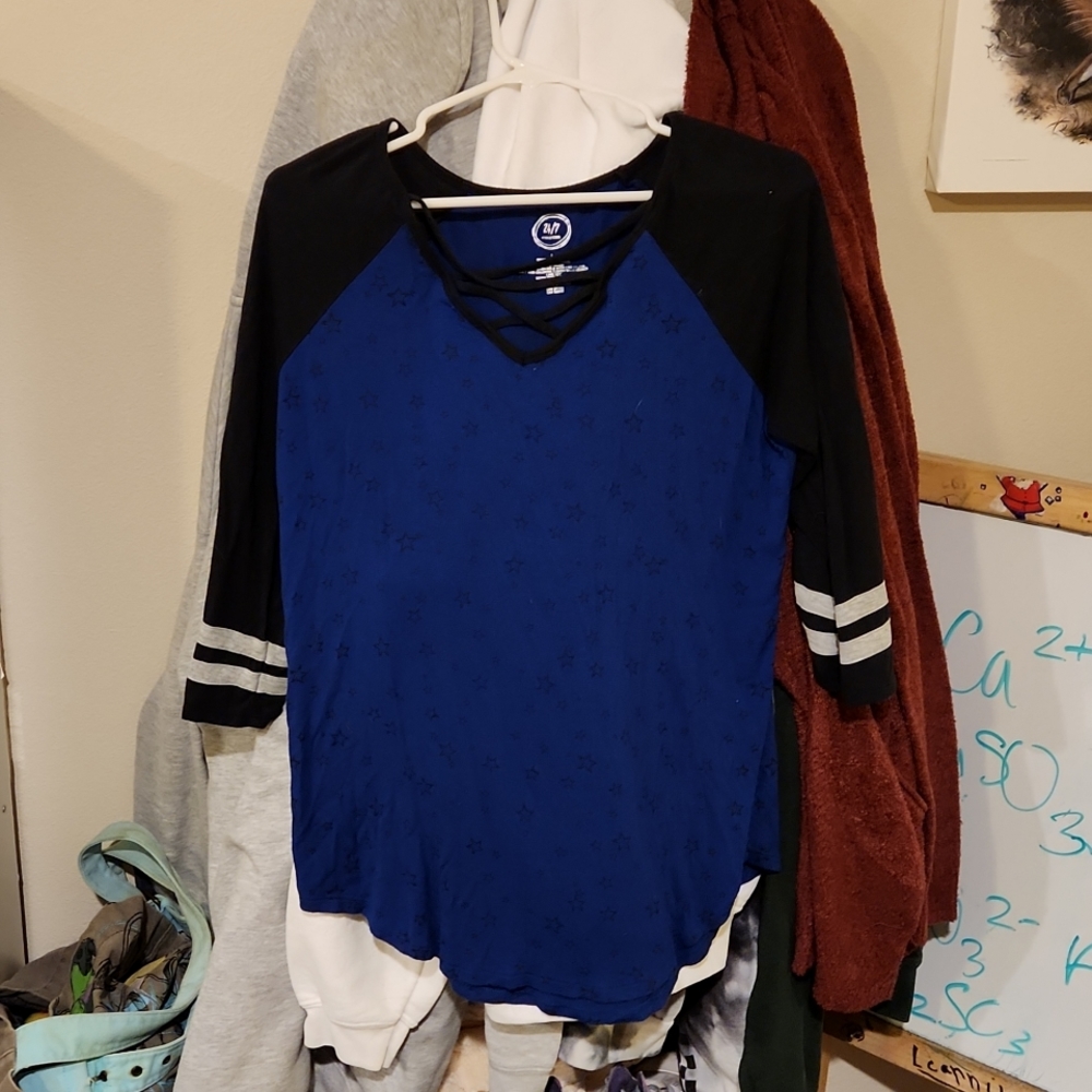 24/7 Maurices blue/black star pattern mid sleeve shirt